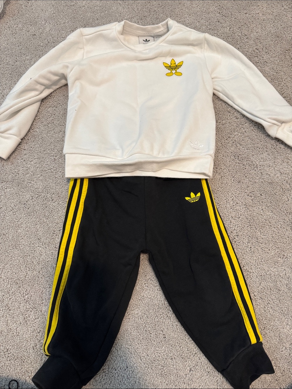 adidas Cream Sweatshirt & Black Joggers Set with Yellow Accents